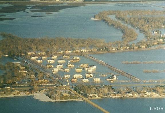 Flooding of homes in Grand Forks, North Dakota in 1997 97flood2